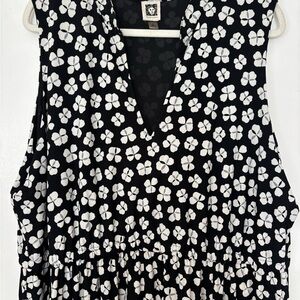 Black & White Floral V-Neck Sleeveless Top - With Pockets!!